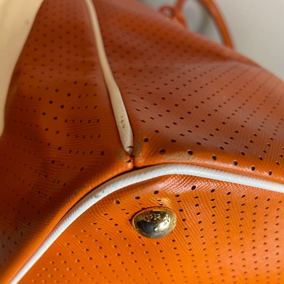 Fabulous, Fun Authentic Prada Saffiano Fori in Papaya+Bianco - Picture 8 of 12